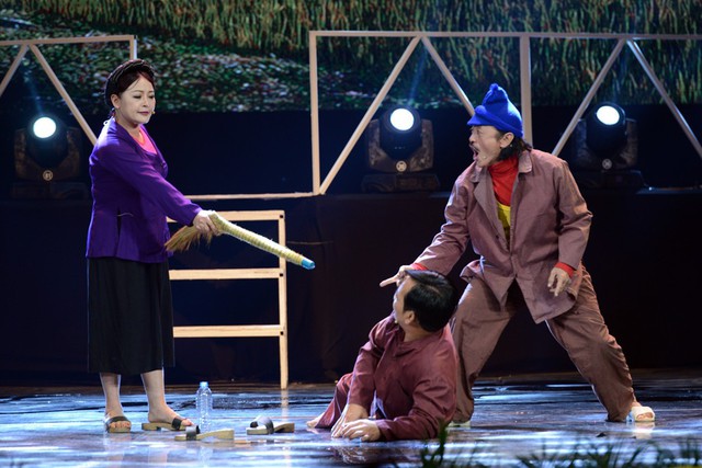 Trà My - Giang Còi- Quang Tèo trên sân khấu