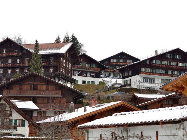 
Trong bảng xếp hạng những trường đắt đỏ nhất thế giới của Business Insider, 10 c&aacute;i t&ecirc;n đầu ti&ecirc;n đều thuộc Thụy Sĩ. Trong đ&oacute;, đứng đầu l&agrave; trường Le Rosey. Th&agrave;nh lập năm 1880, đ&acirc;y l&agrave; nơi học tập của 420 học sinh với học ph&iacute; l&ecirc;n đến 87.279 bảng/năm. V&agrave;o m&ugrave;a xu&acirc;n v&agrave; m&ugrave;a h&egrave;, trẻ học tập, sinh hoạt trong t&ograve;a l&acirc;u đ&agrave;i Ch&acirc;teau du Rosey, được x&acirc;y dựng từ thế kỷ XIV. M&ugrave;a đ&ocirc;ng, họ chuyển đến thị trấn cổ Gsdaat c&aacute;ch l&acirc;u đ&agrave;i khoảng 2 giờ đi đường. Học sinh phải th&ocirc;ng thạo hai thứ tiếng v&agrave; học th&ecirc;m ng&ocirc;n ngữ thứ ba. Ngo&agrave;i ra, Le Rosey sở hữu trang thiết bị hiện đại, nổi bật với trường đua ngựa, spa. Vua Albert II của Bỉ, vua Iran, ho&agrave;ng tử Rainier của Monaco v&agrave; vua Farouk của Ai Cập từng học tại đ&acirc;y. Ảnh: Getty.
