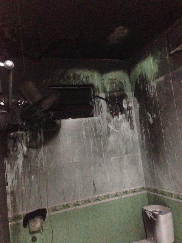 Bình nóng lạnh nổ tung và cháy khét khiến nhà tắm của anh T.T đen kịt.