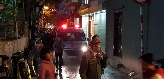 
Lực lượng pháp y đưa thi thể Chủ tịch huyện Quốc Oai rời khỏi hiện trường vào lúc 17h50 chiều 3/1. Ảnh: Báo Giao thông
