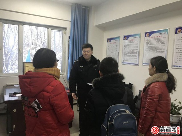 B&eacute; trai luống cuống nhận lỗi với cảnh s&aacute;t v&agrave; buồn b&atilde; n&oacute;i ra l&yacute; do khiến m&igrave;nh l&agrave;m vậy.