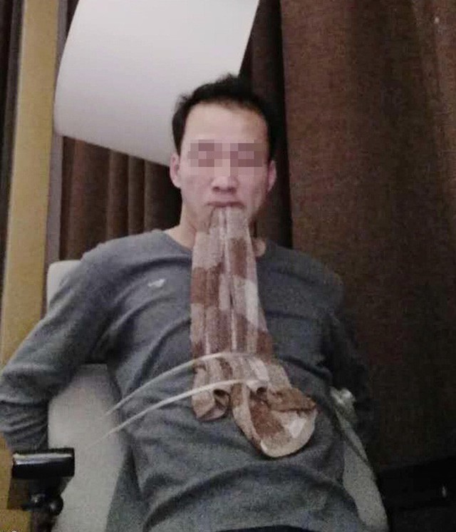 Lưu Phong bị bọn bắt cóc trói vào ghế trong phòng khách sạn.