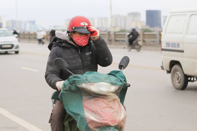 Từ trưa h&ocirc;m qua (8/1), Thủ đ&ocirc; H&agrave; Nội đ&oacute;n đợt kh&ocirc;ng kh&iacute; lạnh được cho l&agrave; c&oacute; cường độ mạnh nhất từ đầu m&ugrave;a. Ảnh: Thời đại