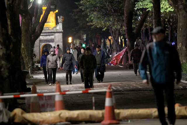 Những người tập thể dục phần lớn đều l&agrave; người cao tuổi, chủ yếu đi bộ, đạp xe quanh bờ hồ. Nhiều người phải mặc những chiếc &aacute;o ấm d&agrave;y cộm, đầu đội mũ len, đeo khẩu trang... Ảnh: Vietnamnet