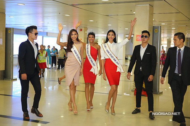 Khoảng 13h ngày 9/1, Hoa hậu HHen Niê và hai Á hậu về đến sân bay Tân Sơn Nhất (TP HCM). Chuyến bay bị hoãn nên các người đẹp về trễ hơn so với dự kiến.
