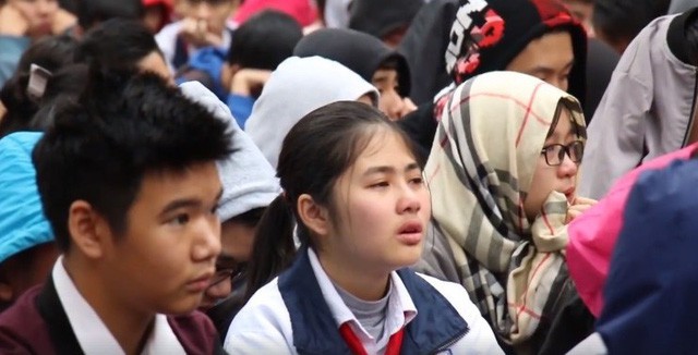 Học sinh trong trường đa phần kh&oacute;c v&igrave; x&uacute;c động khi nghe thầy giảng.