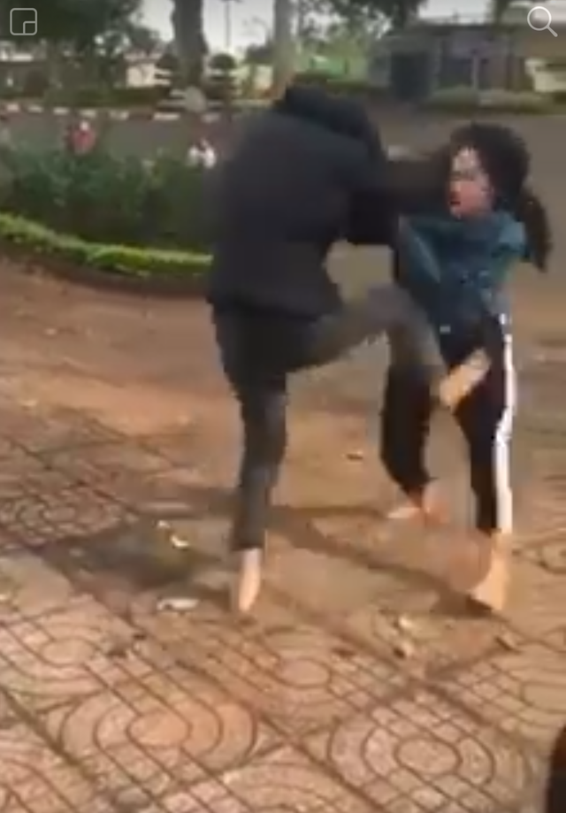 Nữ sinh lao vào đánh nhau (ảnh cắt từ clip)