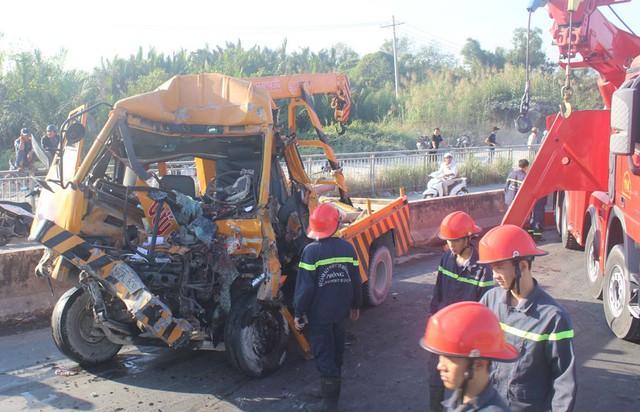 Hiện trường vụ tai nạn khiến 3 người chết tại dốc cầu Phú Mỹ. Ảnh: Vietnamnet