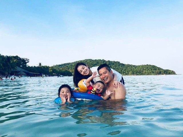 Để trốn c&aacute;i lạnh của m&ugrave;a đ&ocirc;ng H&agrave; Nội, vợ chồng Jennifer Phạm đ&atilde; đưa hai con Na v&agrave; Nu đi du lịch tại một resort sang trọng ở Ph&uacute; Quốc. C&aacute;c th&agrave;nh vi&ecirc;n d&agrave;nh phần lớn thời gian để bơi lội, tận hưởng kh&ocirc;ng kh&iacute; trong l&agrave;nh của biển.