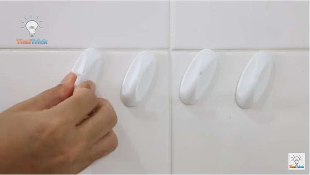 D&aacute;n 4 chiếc m&oacute;c d&aacute;n l&ecirc;n tường như thế n&agrave;y... (Ảnh: thaitrick)