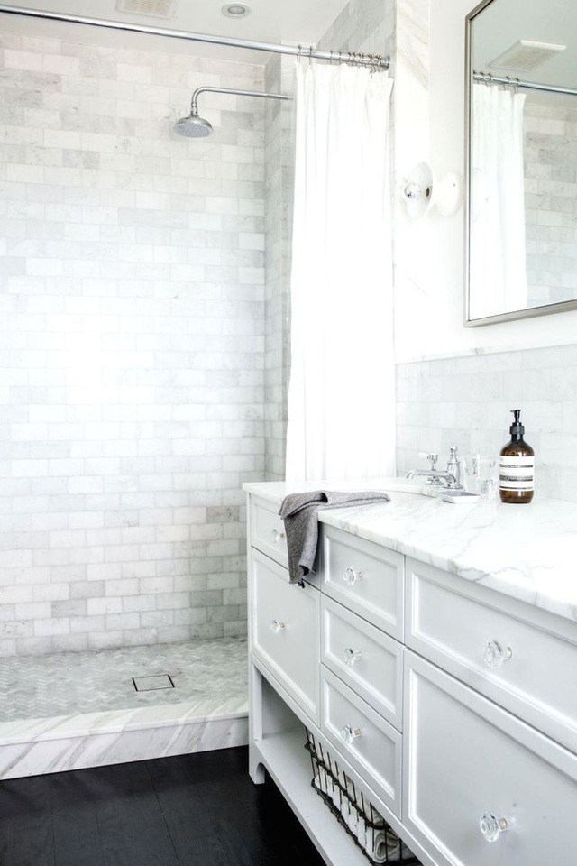 Một phòng tắm với chất liệu đá cẩm thạch còn đem lại cảm giác thật sang trọng