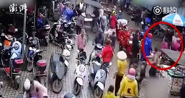 Vụ việc xảy ra ở khu chợ đ&ocirc;ng đ&uacute;c nhưng kh&ocirc;ng một ai gi&uacute;p đỡ người đ&agrave;n &ocirc;ng suốt 5 ph&uacute;t.