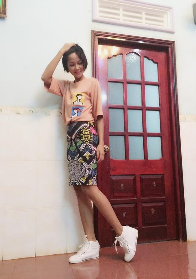 Không khó để nhận ra, dù ở hình ảnh ngây ngô, sến sẩm thế nào cô vẫn giữ cho mình sự vui vẻ, lạc quan.