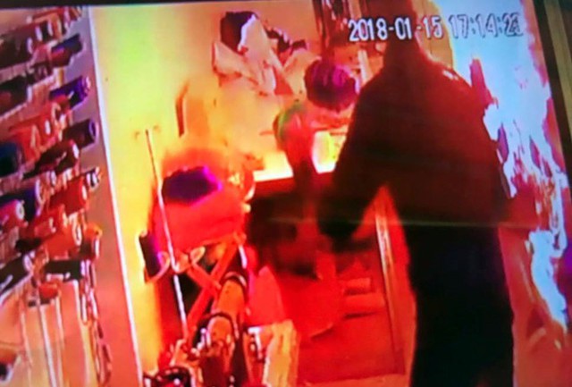 Camera hiện trường ghi hình người đàn ông xuất hiện trước đám cháy. Ảnh chụp màn hình.