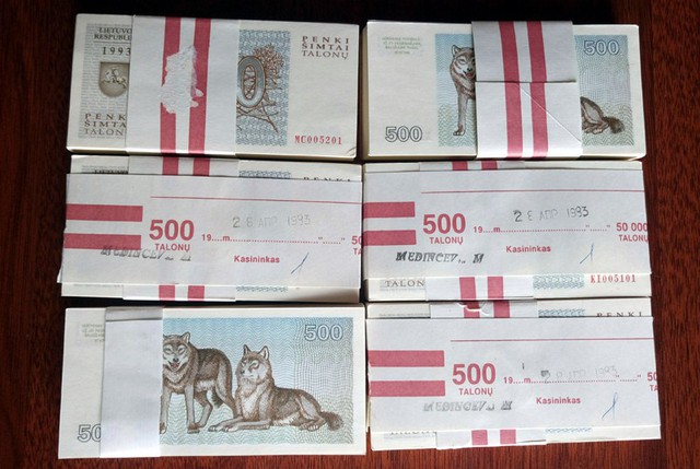 Tờ tiền mệnh giá 500 Talonu của Lithuania
Theo lịch âm tại một số nước ở châu Á, trong đó có Việt Nam, thì Mậu Tuất là năm con chó, chính vì thế mà tờ tiền 5 Rúp, 500 Talonu được rao bán công khai trên mạng với giá 30.000 đồng/tờ 5 rúp và 60.000 đồng/500 Talonu. Lý do, các tờ tiền này in hình 2 chú chó, phù hợp với con giáp năm 2018.
Nhiều người cho rằng, ai sở hữu tờ tiền in hình 2 chú chó sẽ mang lại điều may mắn trong năm Mậu Tuất này. Vì thế, không ít người tìm kiếm, thu mua để bán lại ăn chênh lệch giá, với số lượng lên đến hàng nghìn tờ. Những tờ tiền này sau đó sẽ được đem làm quà tặng hay mang ra mừng tuổi nhân dịp năm mới 2018.
“Đây là tiền mua gom từ 2 quốc gia châu Âu, được quy đổi bằng USD. Mặc dù thu gom tiền này ở nước sở tại không hề đắt, nhưng do chi phí vận chuyển về Việt Nam khá tốn kém nên giá mới bị đội cao”, một người chuyên bán buôn loại tiền này tên Toàn (Cầu Giấy - Hà Nội) cho hay.
Tờ tiền mệnh giá 5 Rúp của Belarus
Không ít người phân vân, rằng đồng tiền nay mang ra mừng tuổi nhau trong dịp năm mới liệu có phù hợp? Họ liên tưởng tới trào lưu mừng tuổi tờ 2 USD Tết vừa qua, cũng không có gì đặc biệt. Bởi, nhận được những đồng tiền mệnh giá này cũng chỉ để cài ví làm kỷ niệm, chứ chẳng mấy ai đem ra đổi sang tiền Việt do giá trị kinh tế thấp.
Giới trẻ thực dụng hơn thì cho hay: “Thà nhận được tờ mệnh giá 20.000 đồng tiền mừng tuổi sẽ vui hơn vì sau Tết có thể mang ra tiêu”.
Anh Dương Mạnh Hải (Thanh Xuân, Hà Nội), có con năm nay vừa tròn 6 tuổi, lứa tuổi đủ để nhận biết về mệnh giá tiền Việt Nam. Anh Hải cho rằng, nếu khách đến chúc Tết mà mừng tuổi bằng những tiền ngoại quốc in hình các chú chó, con anh không hiểu được hết giá trị, chắc chắn sẽ không vui.
Lượng tiền khá lớn được chuyển về Việt Nam phục vụ Tết Mậu Tuất
“Các cháu nhỏ chưa hiểu được sâu xa ý của người tặng, rằng tiền in hình các chú chó sẽ đem đến may mắn trong năm Mậu Tuất”, anh Hải nói.
Còn chị Hà ở Cầu Giấy (Hà Nội) thì cho rằng: “Tờ tiền in hình 2 chú chó sói, mà loài sói là loài hung dữ, hoang dã nên chưa chắc đã đem lại may mắn vì năm con chó, người Việt thường liên tưởng đến loài chó trông nhà nhiều hơn”.
Theo Hà Linh
Vietnamnet