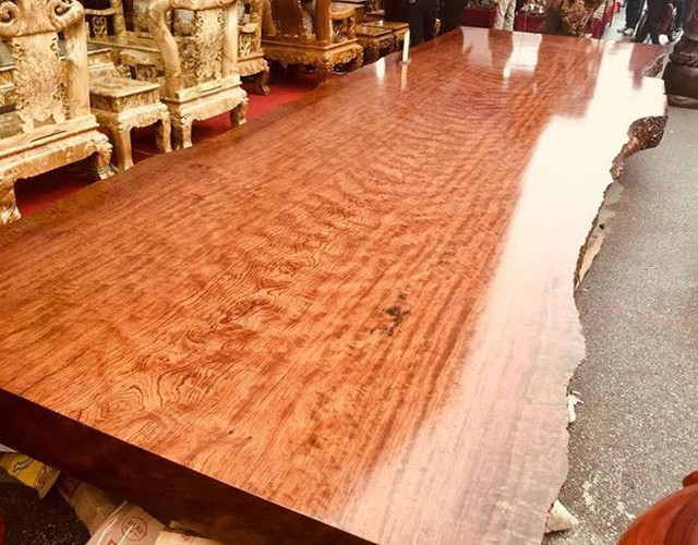 Chiếc sập gỗ nu cẩm lai có chiều dài 6.6m, rộng 2m và dày 20cm được một cửa hàng đồ gỗ mỹ nghệ ở Thường Tín (Hà Nội) giới thiệu tại hội chợ.