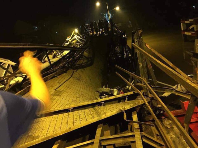 Cầu Long Kiển bất ngờ đổ sập, nhiều phương tiện rơi xuống sông - Ảnh: FB
