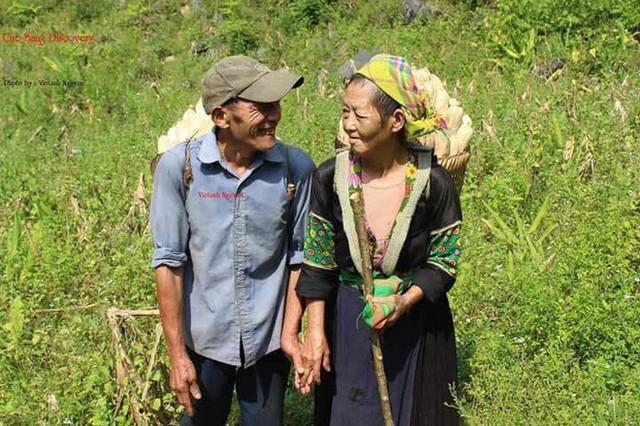 Cụ &ocirc;ng chạy lại nắm tay vợ như thuở mới hẹn h&ograve;