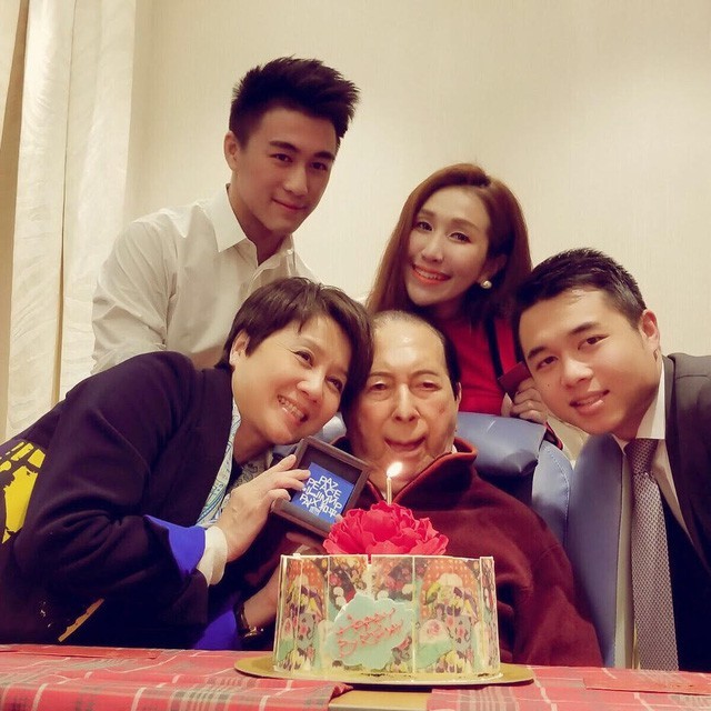 Mario Ho (áo trắng) cùng mẹ, em gái, anh trai chụp ảnh nhân dịp sinh nhật bố.