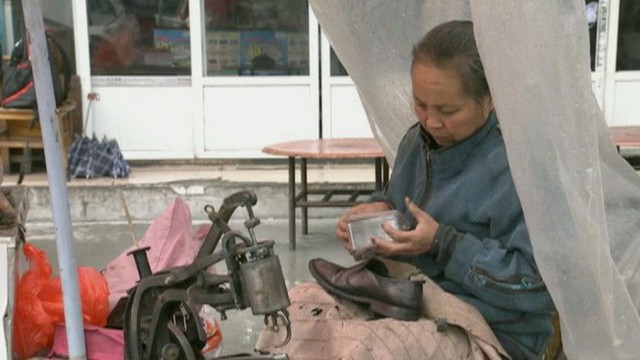 Bà Luo nu&ocirc;i hi vọng các con sẽ trở v&ecirc;̀ sau hàng chục năm bị bắt cóc.