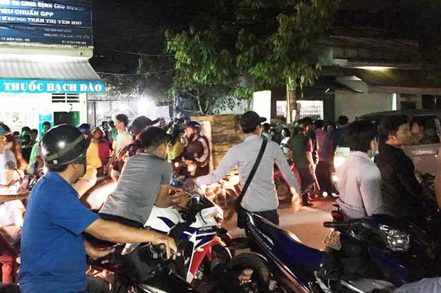 Người dân tụ tập theo dõi lực lượng công an khám nghiệm hiện trường. Ảnh: N.Đ.N.