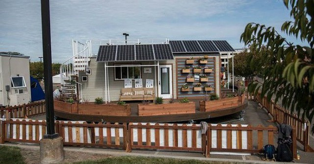 Với thiết kế 22m2, ngôi nhà được thiết kế bởi các tấm pin năng lượng mặt trời, có chức năng cấp điện cho toàn bộ ngôi nhà.
