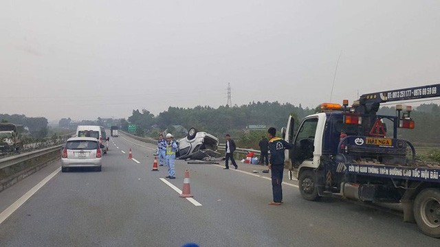 Lực lượng chức năng điều tiết giao thông sau vụ tai nạn (Ảnh: Viết Mai)
