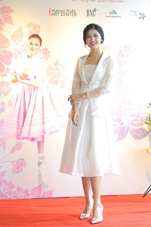 Người đẹp thu hút ánh nhìn với bộ váy trắng tinh khôi tại sự kiện.