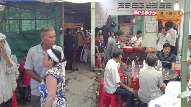 Người thân tổ chức tang lễ cho mẹ con cụ Năm vào ngày 7-1 và chốt cất vào lúc 23 giờ cùng ngày. Ảnh: Công Tuấn