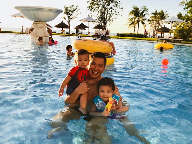 Hoa hậu chia sẻ, hai b&eacute; Na v&agrave; Nu đặc biệt th&iacute;ch nước, li&ecirc;n tục đ&ograve;i xuống bể bơi. &Ocirc;ng x&atilde; c&ocirc; - doanh nh&acirc;n Đức Hải lu&ocirc;n phải canh chừng hai nh&oacute;c tỳ.