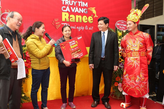 
Cặp cá vàng trị giá 02 lượng vàng 9999 đầu tiên đã được trao cho chị Nguyễn Thị Thanh ngụ tại Thanh Trì, Hà Nội
