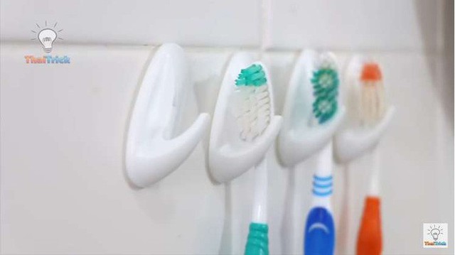 ... v&agrave; treo b&agrave;n chải đ&aacute;nh răng l&ecirc;n. (Ảnh: thaitrick)