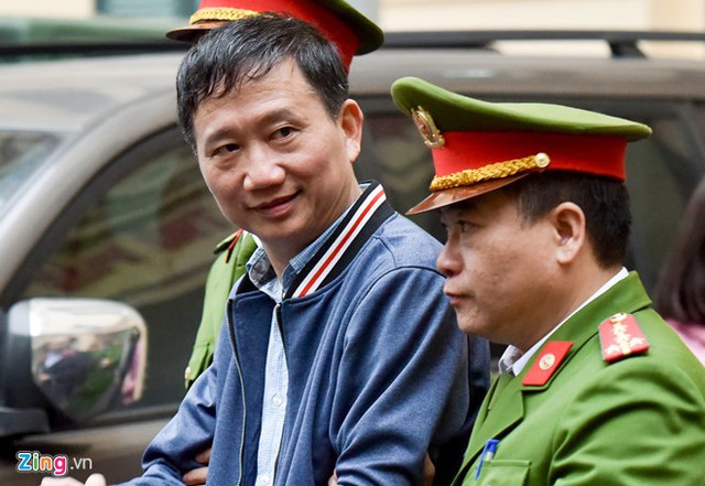 
Cảnh sát dẫn giải bị cáo Trịnh Xuân Thanh chiều 16/1. Ảnh: Việt Hùng.
