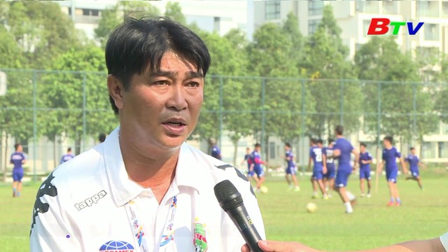HLV Trần Minh Chiến dẫn dắt đội bóng đất Thủ