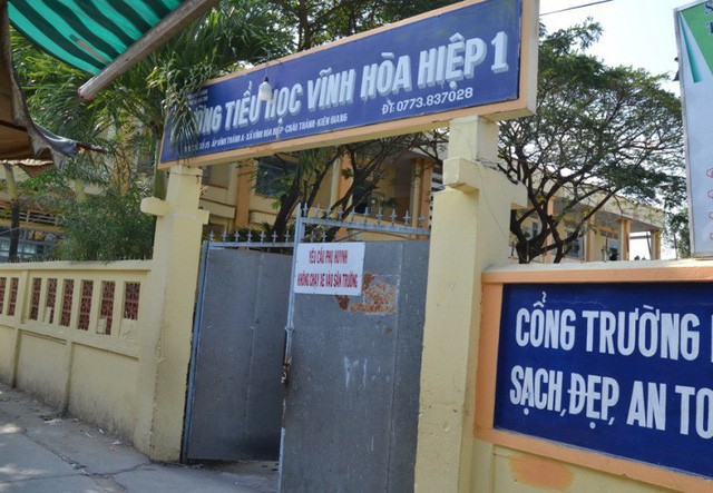 Sau khi b&aacute;o ch&iacute; phản &aacute;nh v&agrave; cơ quan chức năng v&agrave;o cuộc, b&eacute; T được c&aacute;ch li sống với b&agrave; nội. Nhưng đến ng&agrave;y 27/11, ch&aacute;u T đ&atilde; nghỉ học cho đến nay