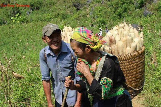 Nụ cười lu&ocirc;n nở tr&ecirc;n m&ocirc;i, cụ &ocirc;ng khiến nhiều bạn trẻ phải học hỏi về c&aacute;ch chăm s&oacute;c nửa kia của m&igrave;nh