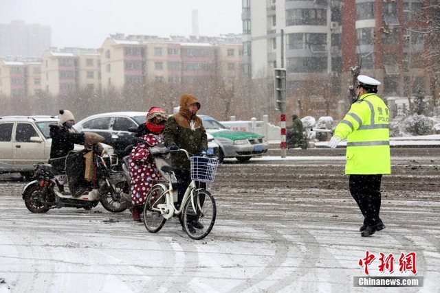 Tuyết rơi kéo theo nhiệt độ giảm sâu trong thời gian này. Nhiệt độ trung bình giảm 6-8 độ C, thậm chí một số nơi giảm đến 10 độ, xuống mức âm 20 độ C. Ảnh: China News.