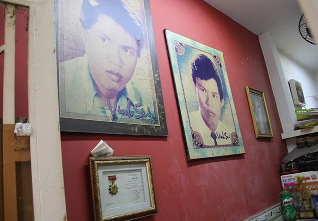 Mảng tường do chính tay ca sĩ Đàm Vĩnh Hưng sơn cho nhạc sĩ Vinh Sử. Một số chân dung thời trẻ của ông được đóng khung treo tại đây.
