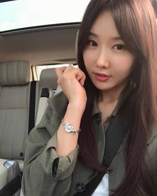 Lee Soo Jin thừa nhận cô bị nghiện mạng xã hội và thích chụp ảnh tự sướng. (Ảnh: Instagram)