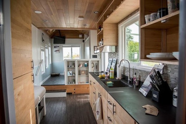 Nhà bếp thiết kế ngăn nắp, gọn gàng, có cửa sổ, tạo nên không gian căn bếp vô cùng thoáng.