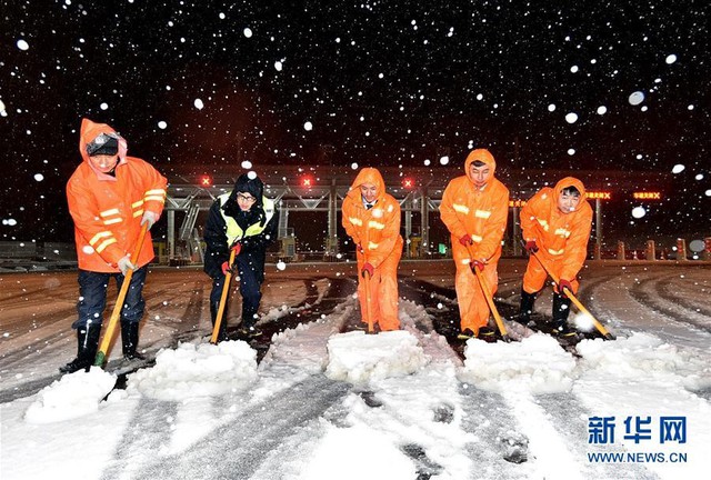 Các nhân viên dọn tuyết làm việc trên một con đường ở tỉnh Giang Tô. Ảnh: Xinhua.