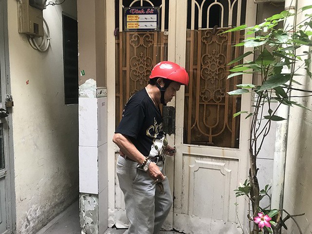 15h30, nhạc sĩ Vinh Sử ra khỏi nhà đến điểm hẹn thu âm với học trò.