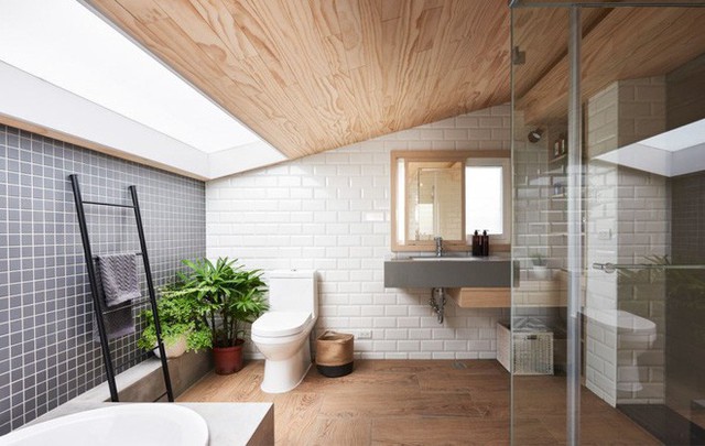 Khu vực bồn tắm được chiếu sáng bởi trần kính, sàn nhà sử dụng gỗ mộc tăng vẻ đẹp tự nhiên, mang cảm giác thư giãn và dễ chịu hơn cho mọi người khi sử dụng.