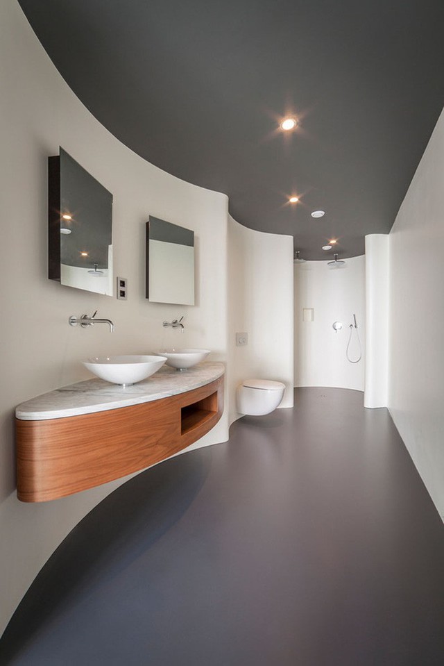 Mẫu bồn rửa tay được lựa chọn cực khéo để phù hợp với đường nét thiết kế uyển chuyển và thanh mảnh của căn phòng.