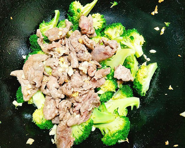 Xúc thịt bò xào bông cải xanh ra đĩa để thưởng thức ngay lúc còn nóng sẽ ngon hơn.