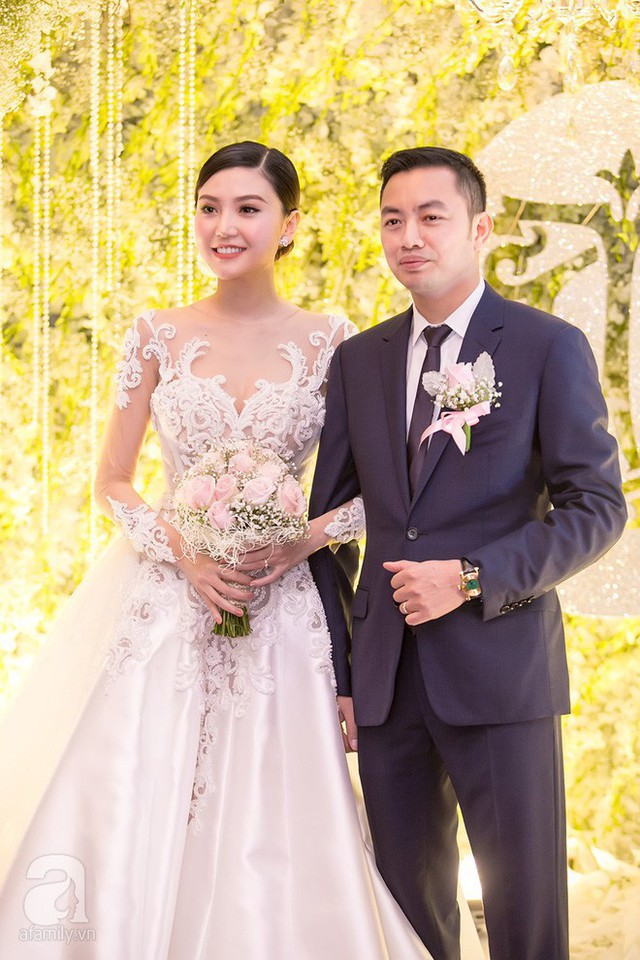 Có thể thấy, địa điểm tổ chức tiệc cưới xa hoa nhất nhì Hà Nội cùng không gian lộng lẫy của đám cưới phần nào thể hiện gia thế của chú rể Anh Tuấn.