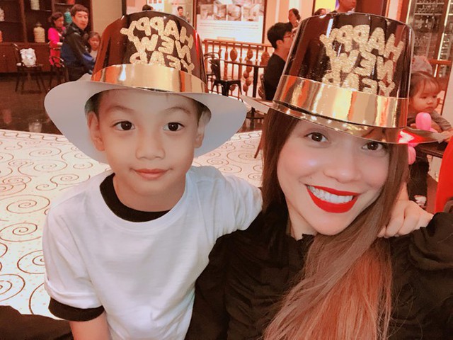 Hồ Ngọc H&agrave; ở b&ecirc;n con trai Subeo. Cậu b&eacute; chạy s&ocirc; c&ugrave;ng mẹ đến hai địa điểm diễn ở TP.HCM. Nữ ca sĩ chia sẻ: Cuối năm b&ecirc;n những người th&acirc;n y&ecirc;u v&agrave; kh&aacute;n giả kh&ocirc;ng c&ograve;n g&igrave; hạnh ph&uacute;c hơn. Xin ch&uacute;c cả nh&agrave; một năm mới thịnh vượng v&agrave; thật nhiều sức khoẻ.