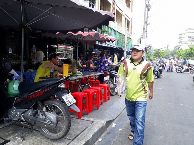 Vỉa hè đường Đỗ Quang Đẩu bị chiếm, người đi bộ buộc phải đi xuống lòng đường