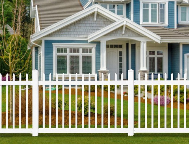 Những ngôi nhà vườn nho nhỏ, hãy đóng loại hàng rào trắng có thanh nhỏ gọn giúp ngôi nhà trở thành điểm nhấn nổi bật trong không gian ngoại thất.