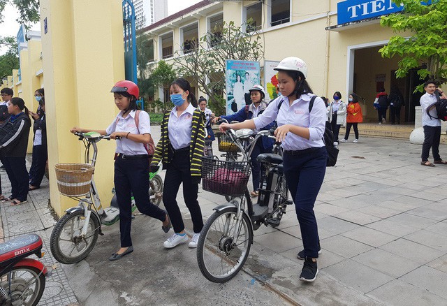 
Học sinh lớp 12 tại trường THPT Lý Tự Trọng (TP Nha Trang) ra về sau 2 môn thi sáng ngày 5/1.
